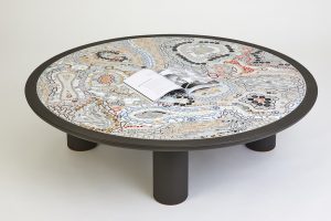 Mathilde Jonquière, artiste mosaïste, avril 2023, création originale d’une table « Strates » en picassiette pour Petit H, diamètre 130cm. Godefroy de Virieu, Directeur de Création de Petit H, l’atelier de RE-création d’Hermès, sollicite Mathilde Jonquière pour la création d’une deuxième table basse en picassiette gainée de cuir. © Eugenia Sierko