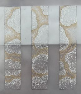 Mathilde Jonquière, artiste mosaïste, septembre 2023, fresques en mosaïque de 220cm x 200cm, boutique de haute joaillerie, Barcelone. Un dessin de nuages semble évident à Mathilde Jonquière.