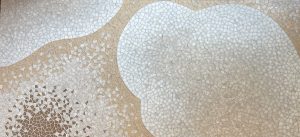 Mathilde Jonquière, artiste mosaïste, septembre 2023, fresques en mosaïque de 220cm x 200cm, boutique de haute joaillerie, Barcelone. Chaque tesselle est posée et collée main une à une et découpées sur ses 4 faces d’une façon aléatoire tout en suivant la ligne droite de l’autre tesselle à ses 4 coins.
