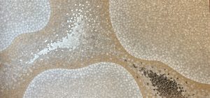 Mathilde Jonquière, artiste mosaïste, septembre 2023, fresques en mosaïque de 220cm x 200cm, boutique de haute joaillerie, Barcelone. Tout un jeu au long cours de composition harmonieuse entre l’arête et la ligne droite qui confère à la création un relief, une ondulation, une courbe créant une fluidité à l’ensemble des nuages.