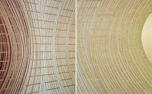 Mathilde Jonquière, artiste mosaïste, avril 2025, fresque en mosaïque de 5,60 m x 3,35 m pour la Banque de France, Paris. Au centre de cette composition rayonnante se trouvent de multiples lignes droites en laiton, à l’image d’un sceau représentant  le logo de la Banque de France. © Christophe Coënon