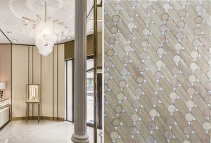 Mathilde Jonquière, artiste mosaïste, mai 2019, boutique Cartier Serrano, Madrid. Le pavement de marbre situé à l’entrée de la boutique se fait seuil entre le réel et le féerique. Depuis l’entrée , le regard s’investit en résonance avec les belles nuances organiques des deux marbres rose, beige et banc sucre, puis s’ouvre sur la fenêtre de la fresque et à son récit, comme un véritable appel au rêve.