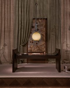 Mathilde Jonquière, artiste mosaïste, octobre 2025, tableau en mosaïque “Orangeraie” de 110 x 210 cm pour le Salon des Nouveaux Ensembliers au Mobilier national en collaboration avec OUD architecture. © Alexis Armanet