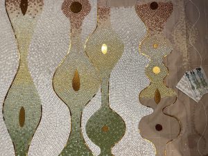 Mathilde Jonquière, artiste mosaïste, mars 2026, fresque en mosaïque de 2200 x 1630 mm pour appartement privé, work in progress, Paris. Le dessin suggère un ruissellement de gouttes d’eau,en macro mosaïque  au plus près des corps  dans des couleurs lumineuses  serties d’or tout en dégradés de nude, jaune, verte et turquoise en pâtes de verre gloss, smalt et velours qui coulent et dansent.