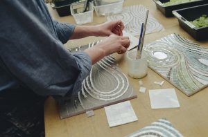Mathilde Jonquière × Diptyque, Un été au jardin des Eaux, juin 2026, Paris. L&rsquo;interprétation du Jardin des Eaux de Mathilde Jonquière se déploie sur les flacons et étuis comme une surface en mouvement : reflets et couleurs s&rsquo;y répondent, évoquant l&rsquo;ondulation de l&rsquo;eau et la fraîcheur minérale d&rsquo;un jardin à l&rsquo;instant suspendu. © Christophe Coënon