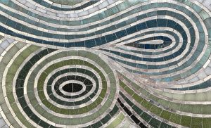 Mathilde Jonquière × Diptyque, Un été au jardin des Eaux, juin 2026, Paris. Mathilde Jonquière × Diptyque, Un été au jardin des Eaux, juin 2026, Paris. L&rsquo;interprétation du Jardin des Eaux de Mathilde Jonquière se déploie sur les flacons et étuis comme une surface en mouvement : reflets et couleurs s&rsquo;y répondent, évoquant l&rsquo;ondulation de l&rsquo;eau et la fraîcheur minérale d&rsquo;un jardin à l&rsquo;instant suspendu.