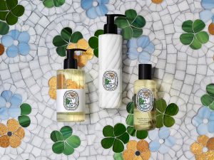 Mathilde Jonquière × Diptyque, Un été au jardin des Eaux, juin 2026, Paris. En résonance avec le parfum Eau des Sens et la collection, Mathilde Jonquière a réalisé sept tableaux originaux, portant l&rsquo;univers visuel de la collaboration au-delà de l&rsquo;objet. © Christophe Coënon