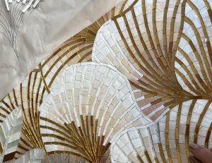 Mathilde Jonquière, artiste mosaïste, septembre 2026, fresque en mosaïque de 200 x 89,67 cm pour le film Cartier Fauna, La Panthère et les Inséparables. © Publicis Luxe, © Elsa Muse