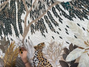 Mathilde Jonquière, artiste mosaïste, septembre 2026, fresque en mosaïque de 200 x 89,67 cm pour le film Cartier Fauna, La Panthère et les Inséparables. © Publicis Luxe, © Elsa Muse