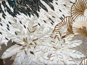 Mathilde Jonquière, artiste mosaïste, septembre 2026, fresque en mosaïque de 200 x 89,67 cm pour le film Cartier Fauna, La Panthère et les Inséparables. © Publicis Luxe, © Elsa Muse