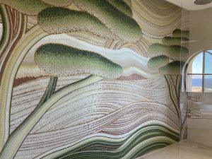 Mathilde Jonquière, artiste mosaïste, février 2026, fresque en mosaïque Paysage, 2,80 m x 3,70 m, résidence privée Moon River, Théoule-sur-mer 