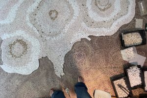 Mathilde Jonquière, artiste mosaïste, février 2026, fresque en mosaïque Roses Jean Mus, 2,15 m x 2,75 m, résidence privée Moon River, Théoule-sur-mer 