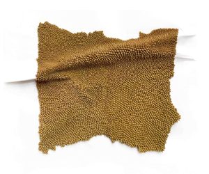 Mylinh Nguyen, sculptrice, 2025, « Pli jaune », argile synthétique, dimensions 40 x 37 cm. Le projet Plis cultive le lien entre les plis du papier et le mouvement de la matière.