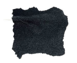 Mylinh Nguyen, sculptrice, 2025, « Pli noir », argile synthétique, dimensions 40 x 37 cm. Le projet Plis cultive le lien entre les plis du papier et le mouvement de la matière.