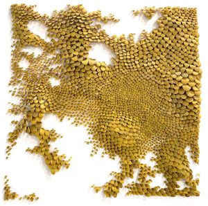 Mylinh Nguyen, sculptrice, 2022,« Automne jaune », argile synthétique, dimensions 40 x 37 cm. La série Aux saisons imagine des matières étrangement vivantes, à la charnière entre le monde végétal et le monde animal.