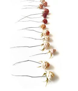 Mylinh Nguyen, sculptrice, 2022, « Roses, on est bien peu de choses », sculptures de bouquets de roses en argile synthétique, dimensions 27 x 37 cm. Projet de recherche en modelage mené en résidence à la Villa Médicis et autour des couleurs de la ville de Rome.