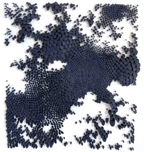 Mylinh Nguyen, sculptrice, 2023, « Saison Nuit », argile synthétique, dimensions 40 x 37 cm. La série Aux saisons imagine des matières étrangement vivantes, à la charnière entre le monde végétal et le monde animal.