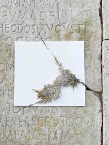 Mylinh Nguyen, sculptrice, 2022, « Réparer III », argile synthétique, dimensions 52 x 50 cm. Le projet Réparer voit le jour lors de la résidence de l’artiste à la Villa Médicis, il s’agit de célébrer l’accident, la brisure et le passage du temps en s’inspirant des caractéristiques des murs de Rome.