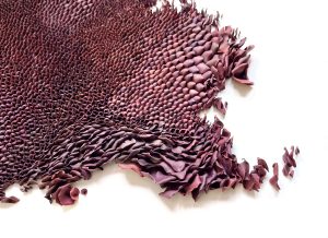 Mylinh Nguyen, sculptrice, 2023, « Roses? Pourpres », argile synthétique, dimensions 52 x 47 cm. Roses ? On est bien peu de choses est un projet de recherche en modelage mené en résidence à la Villa Médicis et autour des couleurs de la ville de Rome.
