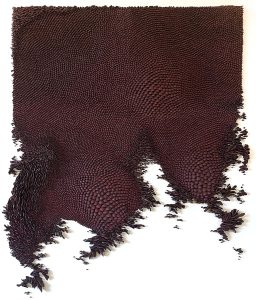 Mylinh Nguyen, sculptrice, 2025, « Roses? Violettes », argile synthétique, dimensions 115 x 90 cm. Roses ? On est bien peu de choses est un projet de recherche en modelage mené en résidence à la Villa Médicis et autour des couleurs de la ville de Rome.