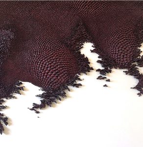 Mylinh Nguyen, sculptrice, 2025, « Roses? Violettes », argile synthétique, dimensions 115 x 90 cm. Roses ? On est bien peu de choses est un projet de recherche en modelage mené en résidence à la Villa Médicis et autour des couleurs de la ville de Rome.