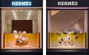 Été 2017 – Hermès – le sens de l’objet – Décor de vitrines, réseau des boutiques hermès en suisse. La fonction des objets est ici détournée et les collections deviennent acteurs de machines imaginaires constituées d’objets de seconde main dans des compositions fourmillantes de détails.