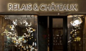 Hiver 2017 – Relais & Châteaux – Vitrines de Noël – Boutique avenue de l’Opéra à Paris. Dans la continuité des vitrines d’automne, Soline d’Aboville met en scène la magie de Noël dans un tourbillon d’origamis. ©Géraldine Brunel