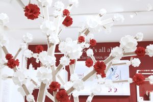 Juillet 2017 – POP-UP STORE – CLARINS – Make-up Tree – Animation de l’Open Spa, Printemps Haussmann, Paris. Ces coeurs s’assemblent dans une deuxième animation pour devenir des fleurs blanches et rouges qui habillent l’arbre géométrique de la zone make-up, dispositif central de la nouvelle boutique.