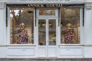 Août 2017 – ANNICK GOUTAL – Rose Pompon 3 – Vitrine du réseau international. Annick Goutal fait une nouvelle fois appel à Soline d’Aboville alors que la famille Rose Pompon s’agrandit en 2017 avec une gamme de soins en édition limitée. Photos © Géraldine Bruneel.