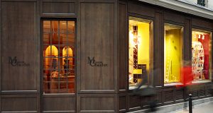 2016 – Dans la perspective de son trentième anniversaire en 2016, la maison de chocolat Chaudun fait peau neuve. <p>Les nouvelles vitrines réalisées par Soline d’Aboville sont un hommage au maître chocolatier parisien et proposent </p><p>un retour en enfance. </p>