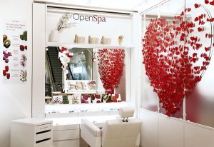 Juillet 2017 – POP-UP STORE – CLARINS – Make-up Tree – Animation de l’Open Spa, Printemps Haussmann, Paris. Tout d’abord, un grand coeur rouge, constitué de 650 petits coeurs de papier, semble s’envoler derrière les hôtesses d’accueil.