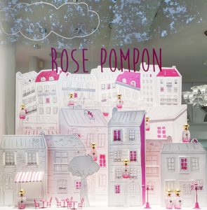 Août/Septembre 2016 –  ANNICK GOUTAL – Balade à Paris – Décors de vitrines, réseau international. Annick Goutal poursuit la promotion du parfum Rose Pompon lancé fin 2015 avec des décors de vitrines qui mettent en scène le flacon dans un décor parisien.