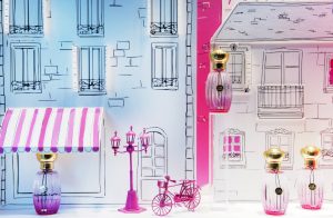 Août/Septembre 2016 – ANNICK GOUTAL – Balade à Paris – Décors de vitrines, réseau international. Illustré de manière poétique et ludique, Paris devient le théâtre d’un ballade de la tour Eiffel au parc Monceau en passant par Saint Sulpice et la place Vendôme. 