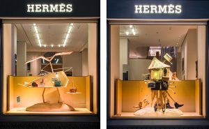 Été 2017 – Hermès – le sens de l’objet – Décor de vitrines, réseau des boutiques hermès en suisse. Soline d’Aboville habille les vitrines de la filiale suisse de la Maison Hermès pour l’été 2017. La scénographie propose une lecture ludique et décalée du thème annuel, le Sens de l’Objet.