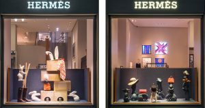 Janvier 2018 – Hermès – Maison de jeux – Décor de vitrines, réseau des boutiques Hermès en Suisse : tours de magie et lapins blancs !