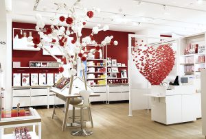 Juillet 2017 – POP-UP STORE – CLARINS – Make-up Tree – Animation de l’Open Spa, Printemps Haussmann, Paris. Le Printemps de la Beauté à Paris fait peau neuve : Soline d’Aboville investit le nouveau lieu où Clarins a instalé un Open Spa pour y développer deux animations.