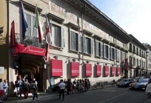 En off du Salon international du meuble de Milan, Baccarat a confié à Soline d’Aboville la mise en scène de sa nouvelle collection de luminaires, Baccarat Highlights, au Palazzo Morando.