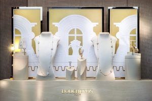 Printemps 2016 -Boucheron – Mains de lumière – Décors de vitrines du réseau international. L’ensemble des décors met en scène la collection de Haute Joaillerie au coeur des ateliers de la Maison installés sur les toits du 26 Place Vendôme.