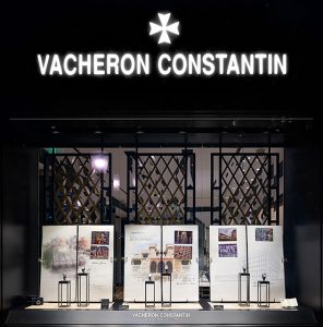 Automne 2017 – Vacheron Constantin – overseas tour – Décors de vitrines du réseau international. Soline d’Aboville réalise l’animation Overseas des vitrines du réseau de boutiques Vacheron Constantin.