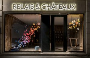 Printemps 2018 – Relais & Châteaux – Vitrines de Printemps – Décor de vitrines de la boutique avenue de l’Opéra à Paris. La boutique Relais & Châteaux salue le printemps avec une envolée d’hirondelles et de fleurs qui annonce l’arrivée des beaux jours.