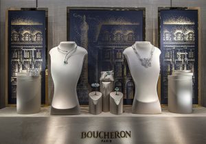 Noël 2016 – Boucheron – place vendôme – Décors de vitrines, réseau international. Réinterprétée sous forme d’une illustration en marquage à chaud or sur un papier couleur de la nuit, la façade de la maison historique habille le fond des vitrines, rayonnant ainsi à travers le monde.