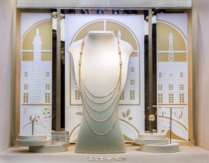 Printemps 2016 -Boucheron – Mains de lumière – Décors de vitrines du réseau international. Les « Mains de Lumière », artisans de la maison, perpétuent la tradition et le savoir-faire tout en créant les innovations techniques de la Joaillerie de demain.