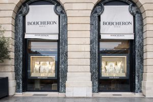 Printemps 2016 -Boucheron – Mains de lumière – Décors de vitrines du réseau international. Hommage aux artisans joailler, véritables sculpteurs qui révèlent et magnifient l’éclat de la matière.
