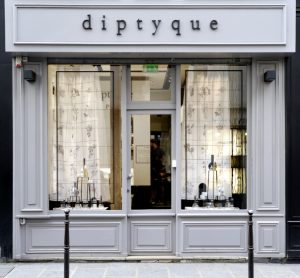 Printemps 2014 DIPTYQUE – L’art du soin pour le visage – Décors de vitrines, réseau international. Le décor des vitrines met en avant la sérénité procurée par le protocole de soin du visage créé par Diptyque. 