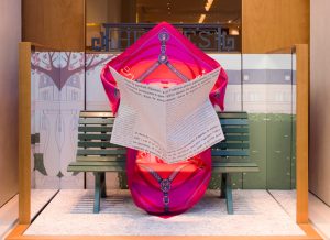 Printemps 2015 – Hermès – la Flânerie – Décor des vitrines du réseau des boutiques suisses. Pour célébrer la rentrée Hermès, Soline d’Aboville dessine un décor coloré et joyeux où les collections sont mises en scène de manière décalée. Vitrines du réseau des boutiques Hermès en Suisse</p>