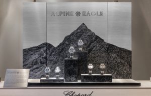 Soline d’Aboville, scénographe, octobre 2019, Alpine Eagle, vitrines Chopard, Paris. L’animation vitrine Alpine Eagle est à la hauteur de l’aspect exceptionnel et unique de la collection horlogère éponyme, lancée cet automne par la Maison Chopard. Inspirée tout à la fois des qualités esthétiques et techniques des créations, elle raconte les Alpes Suisses à travers une véritable marqueterie de matières reprenant les codes de la collection. © Géraldine Bruneel