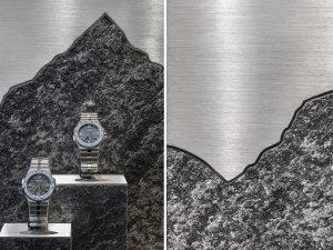 Soline d’Aboville, scénographe, octobre 2019, Alpine Eagle, vitrines Chopard, Paris. L’acier poli de la signature et du profil de la chaîne Bernina contraste avec l’acier brossé du fond ; mate et brute, la pierre noire contraste avec la sophistication des montres. © Géraldine Bruneel