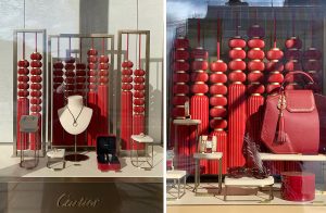 Soline d’Aboville, scénographe, janvier 2020, Nouvel An Chinois, vitrines Cartier, flagship Champs Elysées. Pour célébrer le Nouvel An Chinois 2020, Soline d’Aboville dessine des décors de vitrines pour la Maison Cartier directement inspirés des lanternes chinoises. Revisitées, elles deviennent un élément graphique fort qui habille les façades.