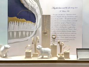 Soline d’Aboville, scénographe, décembre 2019, vitrines de Noël 2019, Chopard. Le petit ours sculpté invite le passant à visiter cet univers merveilleux.