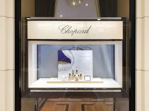 Soline d’Aboville, scénographe, décembre 2019, vitrines de Noël 2019, Chopard. Allégorie de la Maison Chopard, Arty est un petit ours qui vit des aventures incroyables dans un joli dessin animé développé pour fêter la fin de l’année 2019.